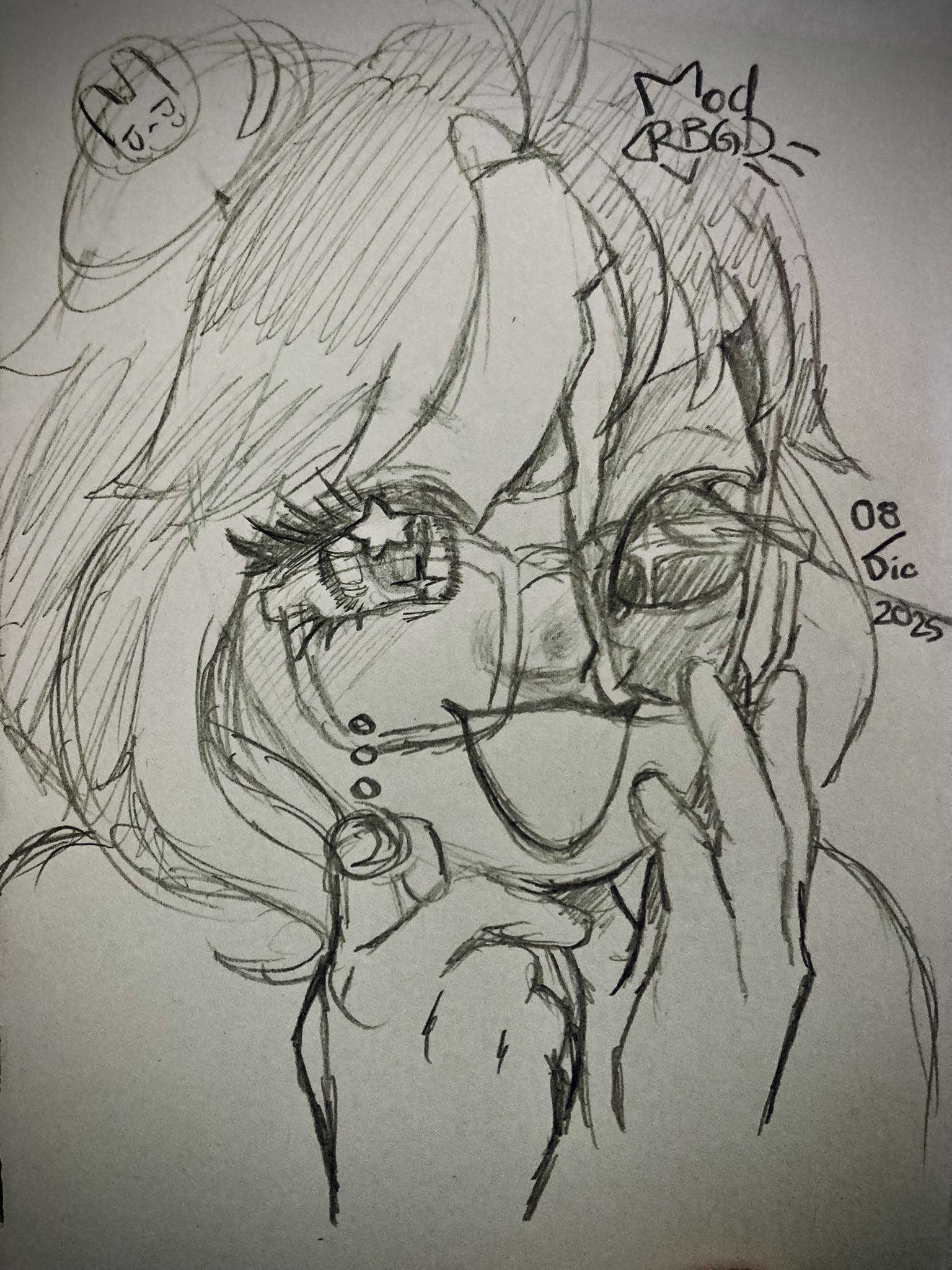 Modu sostiene una mascara rota